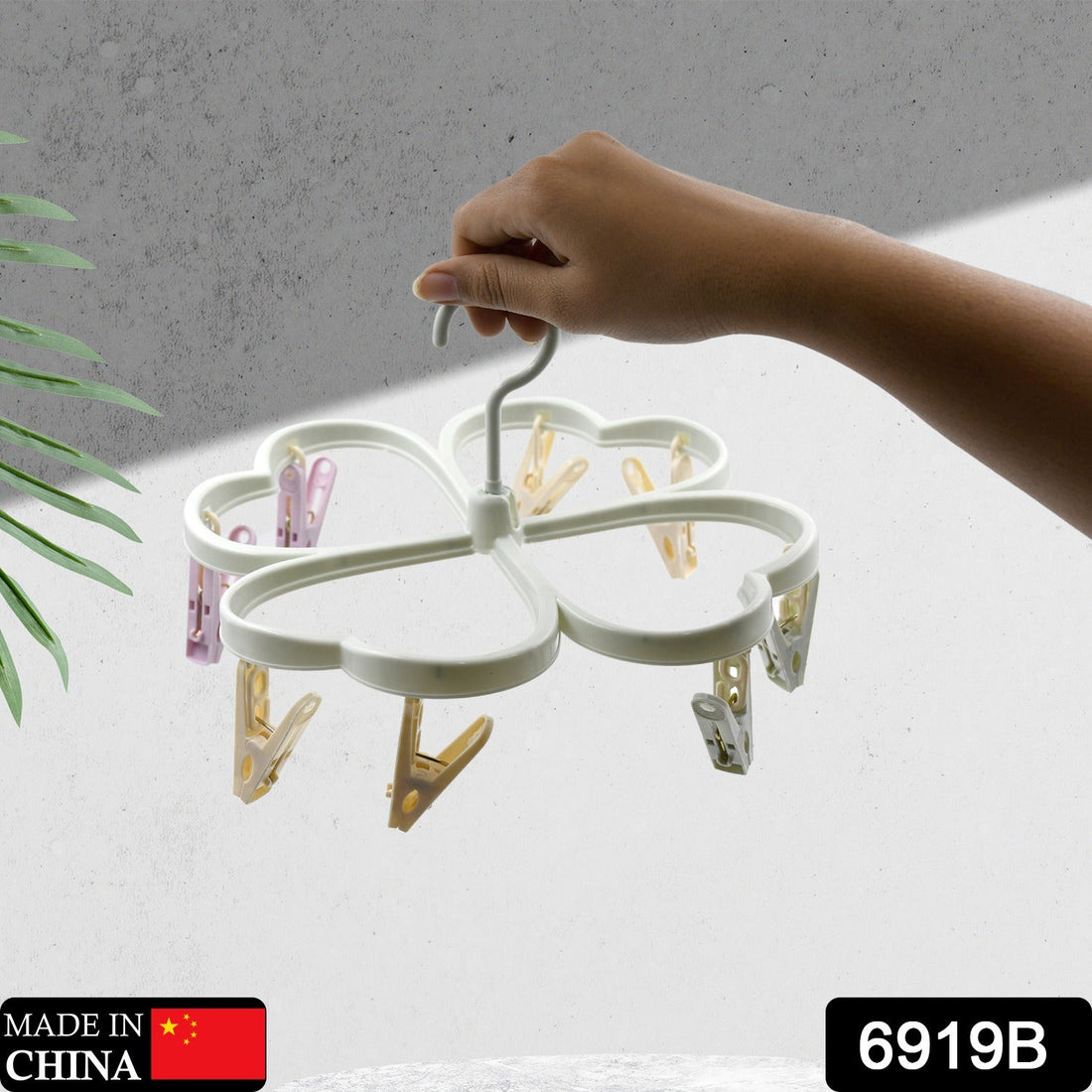 Heart-shaped clothes drying rack with 8 clips